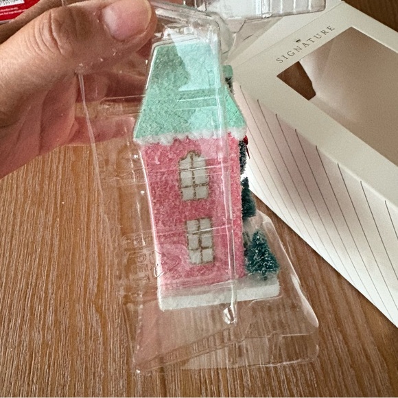 Hallmark Signature Series Festive Row House 2024 - Picture 7 of 8